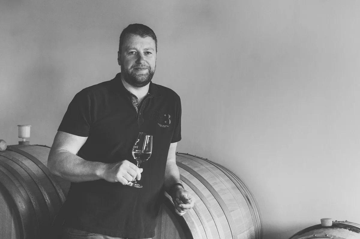 Radim Osička ve sklepě rodinného vinařství Šapara